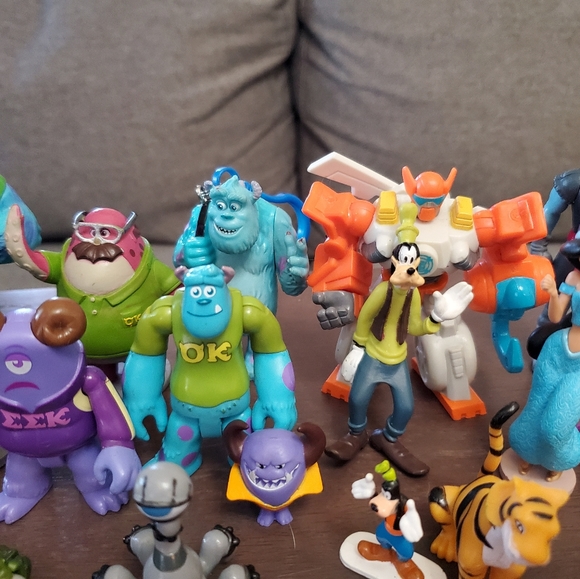LARGE Lot of Disney and Pixar Movie Figures - Picture 4 of 5